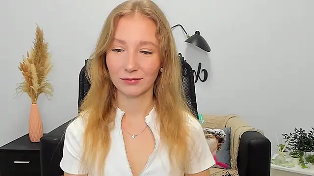 Snapshot of LolaWilsons chatting on 01-28-25, 06:16 LolaWilsons online show from 01-28-25, 06:16