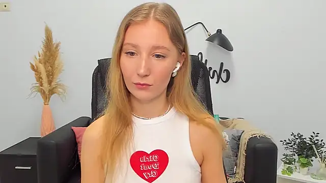 Snapshot of LolaWilsons chatting on 02-11-25, 09:20 LolaWilsons online show from 02-11-25, 09:20