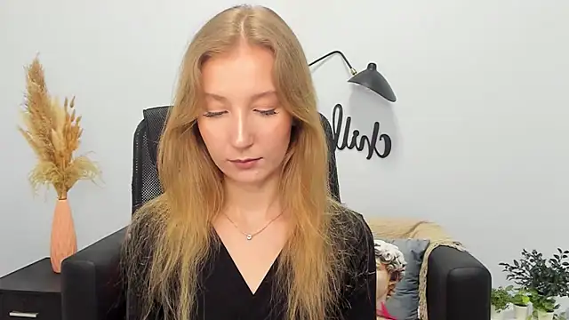 Snapshot of LolaWilsons chatting on 03-06-25, 09:03 LolaWilsons online show from 03-06-25, 09:03