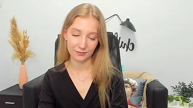 Snapshot of LolaWilsons chatting on 03-06-25, 03:13 LolaWilsons online show from 03-06-25, 03:13