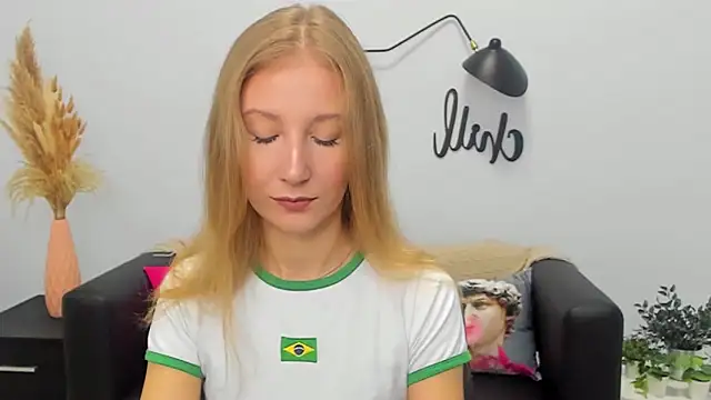 Snapshot of LolaWilsons chatting on 09-20-25, 08:26 LolaWilsons online show from 09-20-25, 08:26