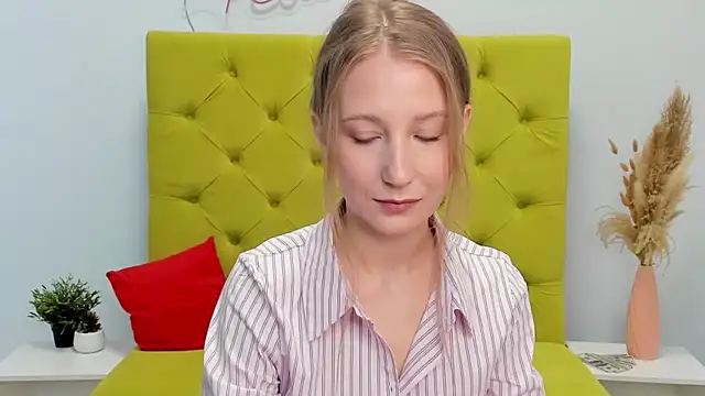 Snapshot of LolaWilsons chatting on 02-25-26, 07:18 LolaWilsons online show from 02-25-26, 07:18