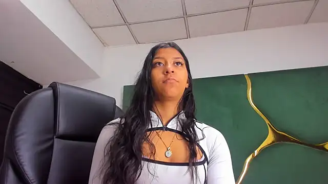 Snapshot of VaneLin18 chatting on 12-18-25, 08:04 VaneLin18 online show from 12-18-25, 08:04