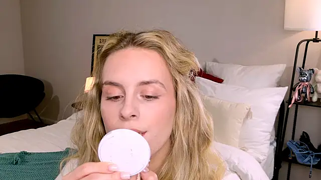 RozzitaBedberry online show from 10-29-25, 01:02