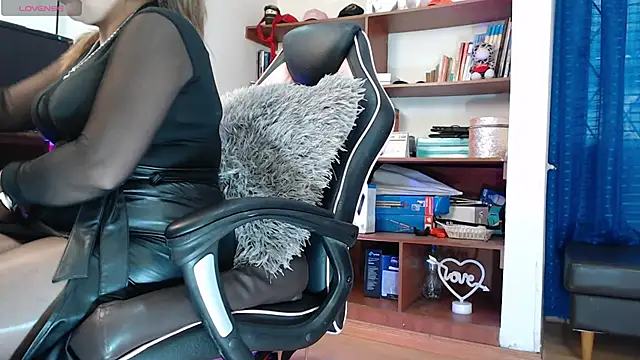 LiaTaylorr online show from 10-10-25, 12:15