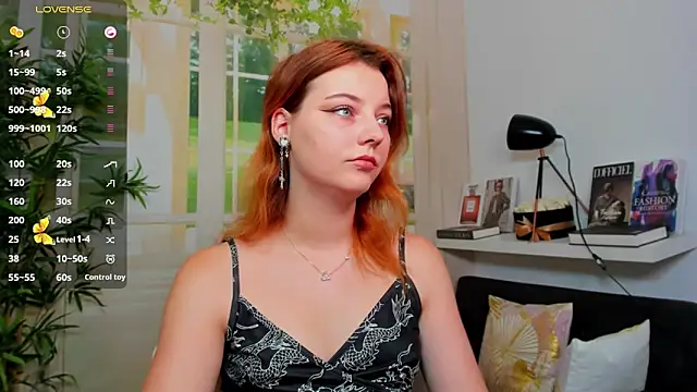 pretty little thing online show from 09-10-25, 12:05