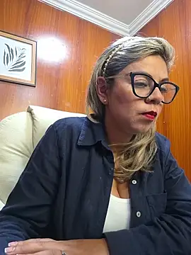 Snapshot of Cata_Office-12 chatting on 10-25-25, 04:24 Cata Office-12 online show from 10-25-25, 04:24