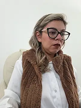 Snapshot of Cata_Office-12 chatting on 10-29-25, 01:24 Cata Office-12 online show from 10-29-25, 01:24