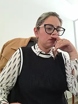 Snapshot of Cata_Office-12 chatting on 11-18-25, 08:35 Cata Office-12 online show from 11-18-25, 08:35