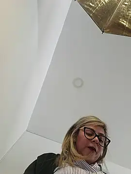 Snapshot of Cata_Office-12 chatting on 11-19-25, 08:20 Cata Office-12 online show from 11-19-25, 08:20