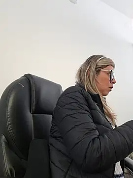 Snapshot of Cata_Office-12 chatting on 11-22-25, 04:06 Cata Office-12 online show from 11-22-25, 04:06