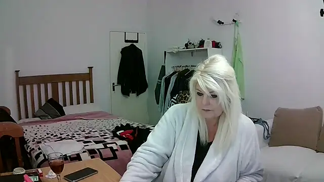 Miahotmilf online show from 04-26-26, 05:43