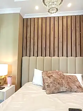 Snapshot of MonicaMoret chatting on 02-08-25, 12:06 MonicaMoret online show from 02-08-25, 12:06