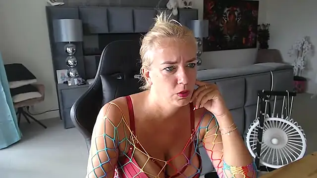 Snapshot of Wendysexyx chatting on 07-15-26, 11:37 Wendysexyx online show from 07-15-26, 11:37