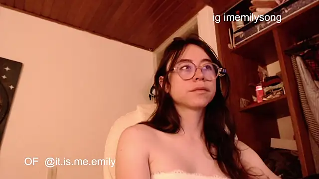 Snapshot of emily_pearl_ chatting on 03-19-26, 11:09 emily pearl online show from 03-19-26, 11:09