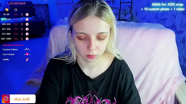 Snapshot of Alice_Halle chatting on 12-17-24, 05:29 Alice Halle online show from 12-17-24, 05:29