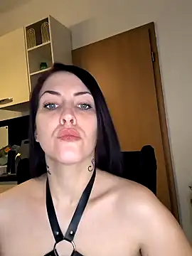 Snapshot of Linalicious chatting on 12-02-24, 05:26 Linalicious online show from 12-02-24, 05:26