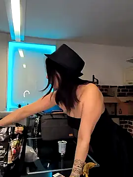 Snapshot of Linalicious chatting on 02-06-25, 07:45 Linalicious online show from 02-06-25, 07:45