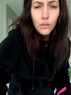 Snapshot of Linalicious chatting on 02-06-25, 10:48 Linalicious online show from 02-06-25, 10:48