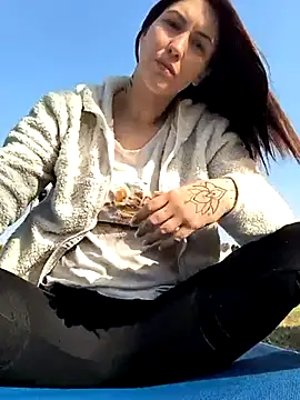 Snapshot of Linalicious chatting on 03-10-25, 01:21 Linalicious online show from 03-10-25, 01:21