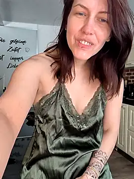 Snapshot of Linalicious chatting on 03-17-25, 08:18 Linalicious online show from 03-17-25, 08:18