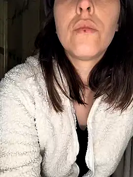 Snapshot of Linalicious chatting on 03-18-25, 05:42 Linalicious online show from 03-18-25, 05:42