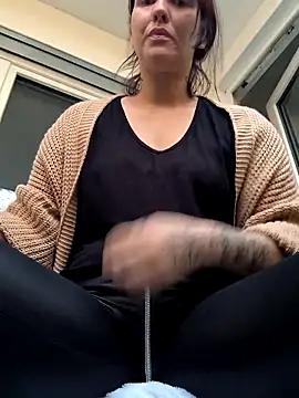 Snapshot of Linalicious chatting on 11-06-25, 02:18 Linalicious online show from 11-06-25, 02:18