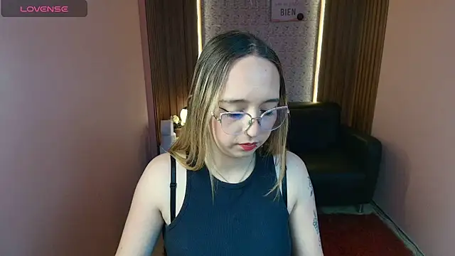 Liaroberts1 online show from 06-09-26, 01:45