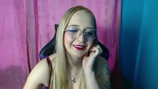 Snapshot of Liaroberts1 chatting on 06-18-26, 01:48 Liaroberts1 online show from 06-18-26, 01:48