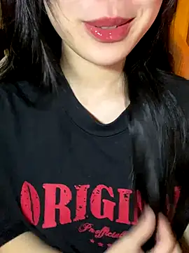 Snapshot of minmin2kk5 chatting on 11-18-25, 02:32 minmin2kk5 online show from 11-18-25, 02:32