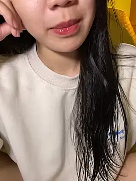 Snapshot of minmin2kk5 chatting on 11-19-25, 05:51 minmin2kk5 online show from 11-19-25, 05:51