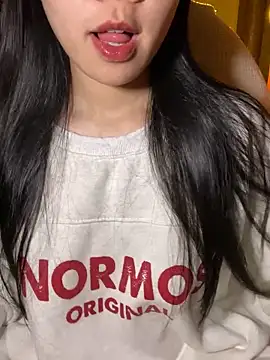 Snapshot of minmin2kk5 chatting on 11-28-25, 04:09 minmin2kk5 online show from 11-28-25, 04:09