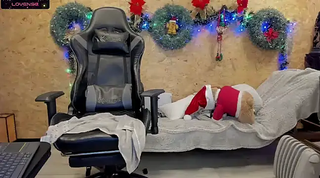 Snapshot of Biancastrongg chatting on 12-17-24, 05:29 Biancastrongg online show from 12-17-24, 05:29