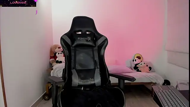 Snapshot of Biancastrongg chatting on 10-30-25, 02:57 Biancastrongg online show from 10-30-25, 02:57