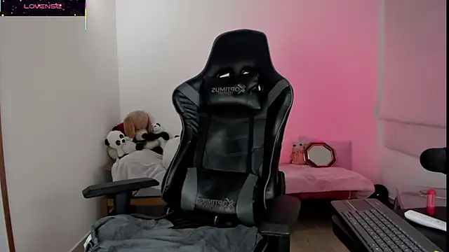 Snapshot of Biancastrongg chatting on 11-25-25, 02:55 Biancastrongg online show from 11-25-25, 02:55