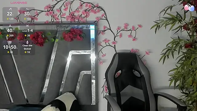 Snapshot of Black_Rose2 chatting on 10-27-25, 11:25 Black Rose2 online show from 10-27-25, 11:25