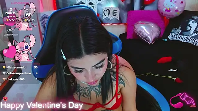 Snapshot of _luna_torres chatting on 02-14-25, 04:52  luna torres online show from 02-14-25, 04:52