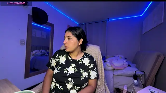 cloe small online show from 10-06-25, 03:48