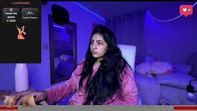 cloe small online show from 10-12-25, 07:29