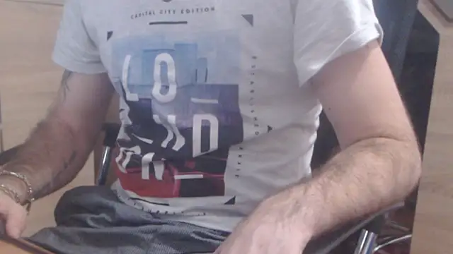 Snapshot of uncutguy01 chatting on 01-08-25, 01:31 uncutguy01 online show from 01-08-25, 01:31