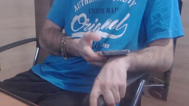 Snapshot of uncutguy01 chatting on 01-11-25, 12:40 uncutguy01 online show from 01-11-25, 12:40