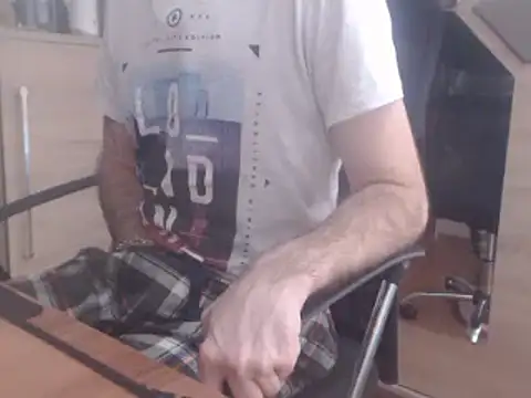 Snapshot of uncutguy01 chatting on 02-06-25, 10:37 uncutguy01 online show from 02-06-25, 10:37