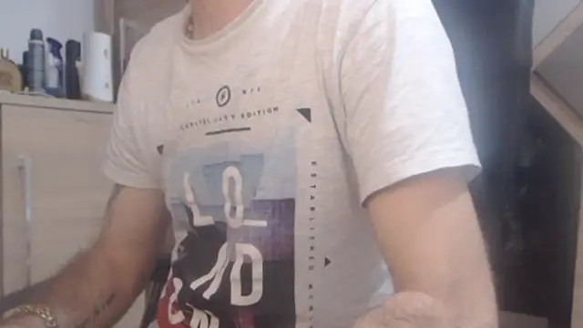Snapshot of uncutguy01 chatting on 02-07-25, 06:35 uncutguy01 online show from 02-07-25, 06:35
