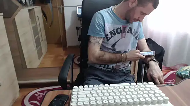 Snapshot of uncutguy01 chatting on 03-07-25, 03:18 uncutguy01 online show from 03-07-25, 03:18