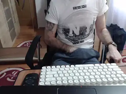 Snapshot of uncutguy01 chatting on 03-09-25, 08:40 uncutguy01 online show from 03-09-25, 08:40