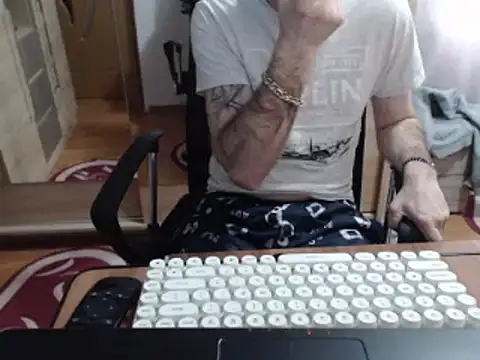 Snapshot of uncutguy01 chatting on 03-18-25, 11:08 uncutguy01 online show from 03-18-25, 11:08