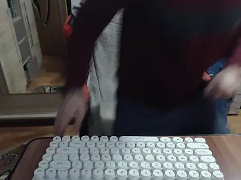 uncutguy01 online show from 11-06-25, 04:41