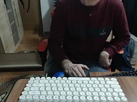 uncutguy01 online show from 11-07-25, 05:51