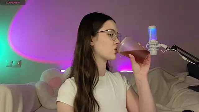 Snapshot of AokiAnna chatting on 10-08-25, 06:22 AokiAnna online show from 10-08-25, 06:22