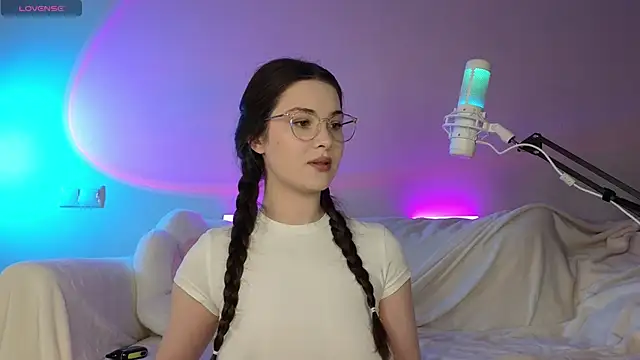 Snapshot of AokiAnna chatting on 10-09-25, 06:44 AokiAnna online show from 10-09-25, 06:44